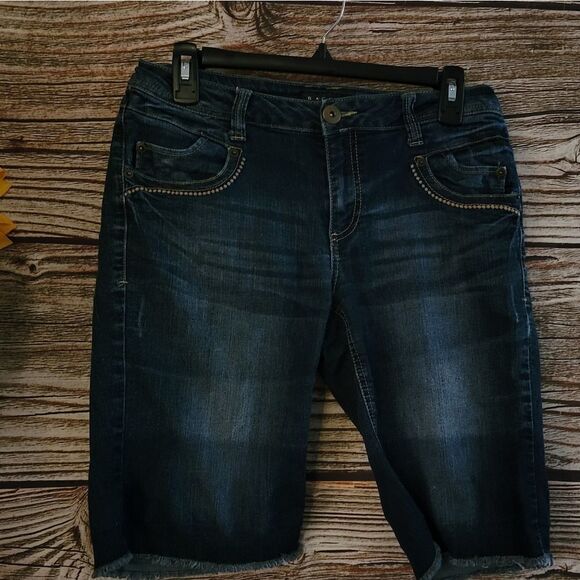 Baccini Pants - "Baccini" Woman's jean shorts Size :6 raw hem/ possible cut offs Pre-owned